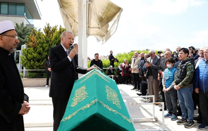 Müəlliminin dəfn mərasiminə qatıldı -