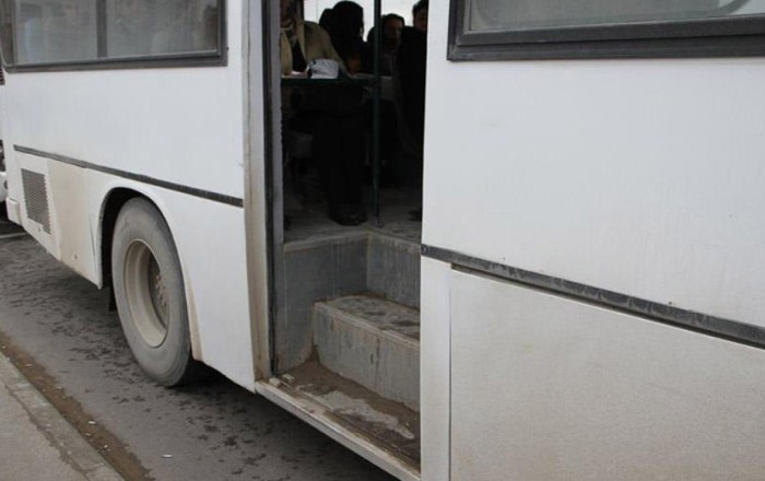 Gəncədə iki qadın avtobusdan yıxıldı