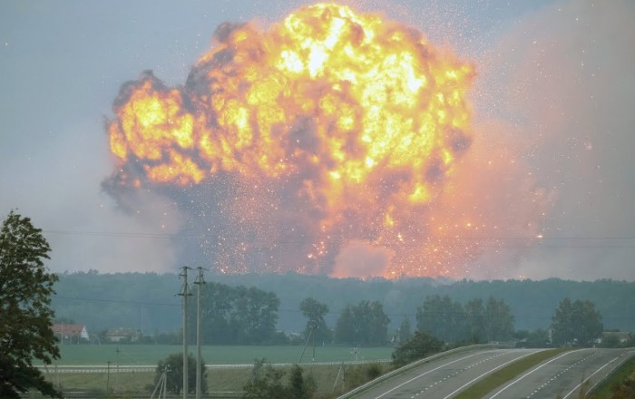 Масштабные взрывы на складе боеприпасов в России: Что известно видео; обновлено 15:18