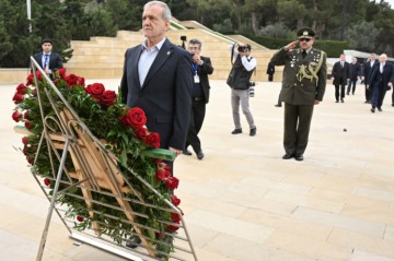 Iran's Masoud Pezeshkian pays tribute to Azerbaijani martyrs in Baku
