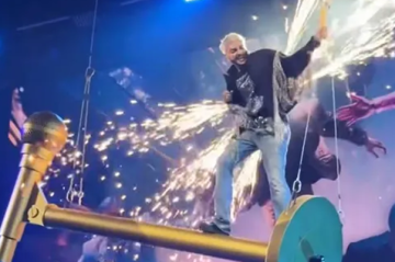 Konsert zamanı gödəkçəsi yandı - Video