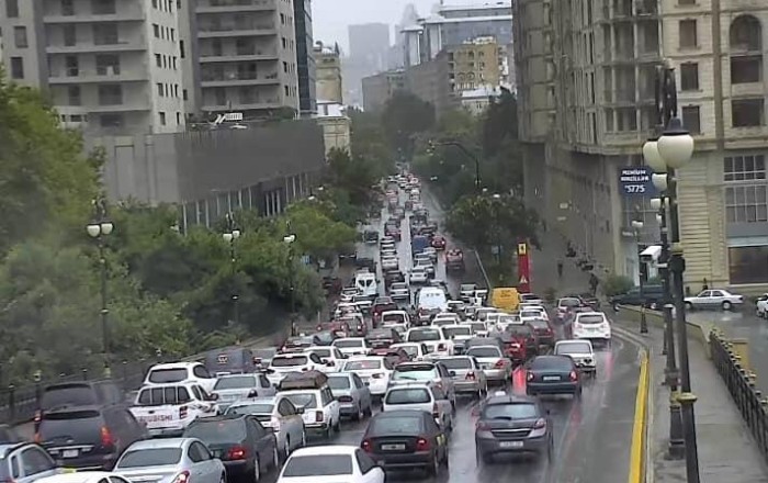 Bakıda yol üstündə dava: ürəyindən bıçaqladı -