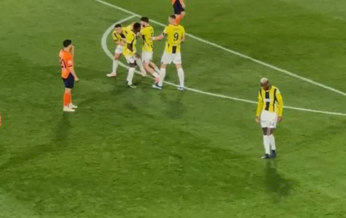 “Fənərbaxça” futbolçuları arasında gərginlik -