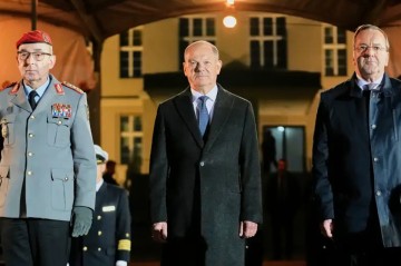 Под звуки Баха и Beatles: Шольца торжественно проводили