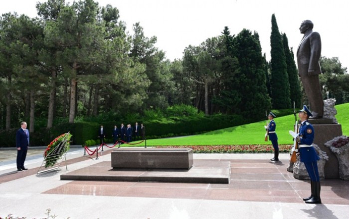 Belarusian PM visits Alley of Honor in Baku