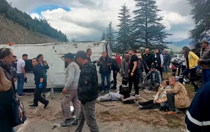 Serious bus crash in Isparta leaves 15 hospitalized, several in critical condition