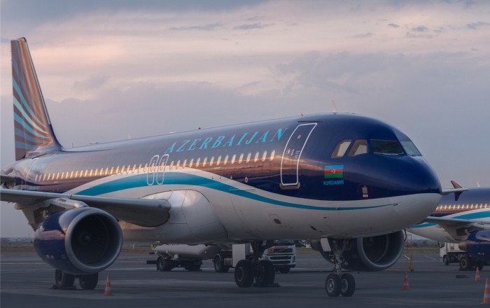 AZAL отменил рейс в Индию. А до Москвы не может долететь