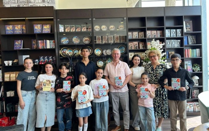 Britaniya səfiri uşaqlarla ədəbiyyat söhbəti etdi -