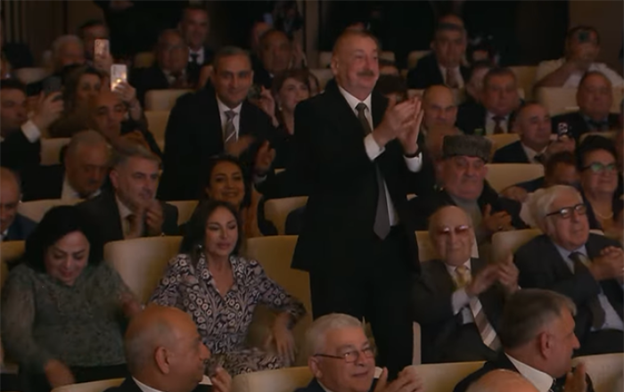 Prezident onları ayaq üstə alqışladı -