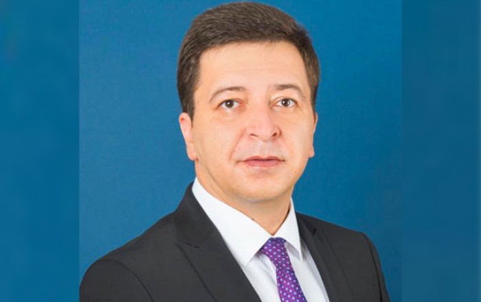 “Sən axı kimsən ki, bizə məsləhət verəsən?!”