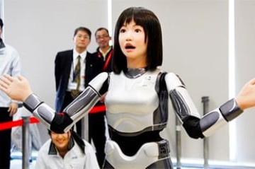 Çin küçələrində insanabənzər robotlar getdikcə daha çox görünür...