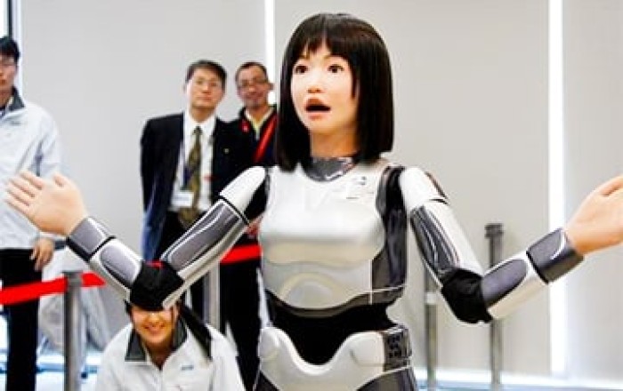Çin küçələrində insanabənzər robotlar getdikcə daha çox görünür...