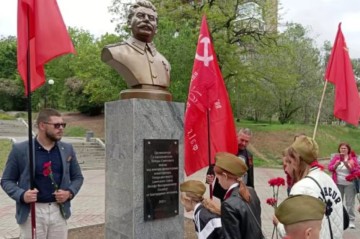 В захваченном Россией украинском Мелитополе поставили памятник Сталину фото