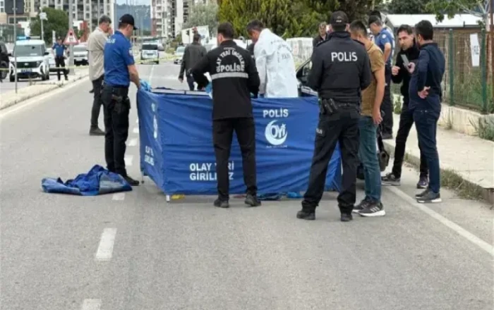 Maşınla arvadının yolunu kəsib başından güllələdi