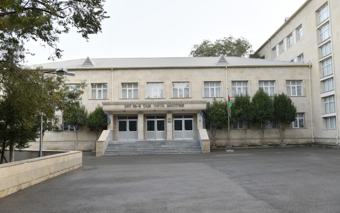 Директора двух школ в Баку уволены