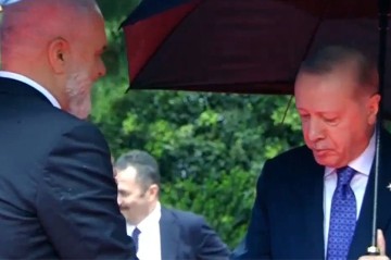 Ev sahibinin ayaqqabısı Ərdoğanın marağına səbəb oldu - Video