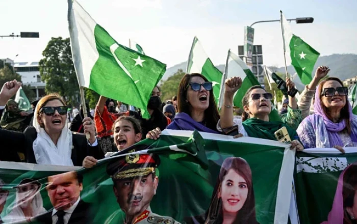 Pakistanlılar qələbə sevincini qeyd edirlər -
