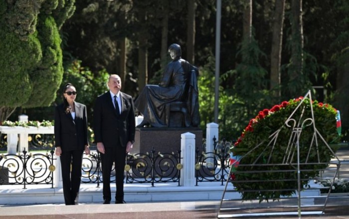 Президент и первая леди посетили могилу великого лидера Гейдара Алиева на Аллее почетного захоронения
