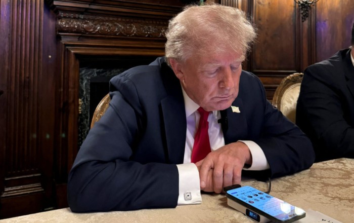 Трамп потребовал производить iPhone в США