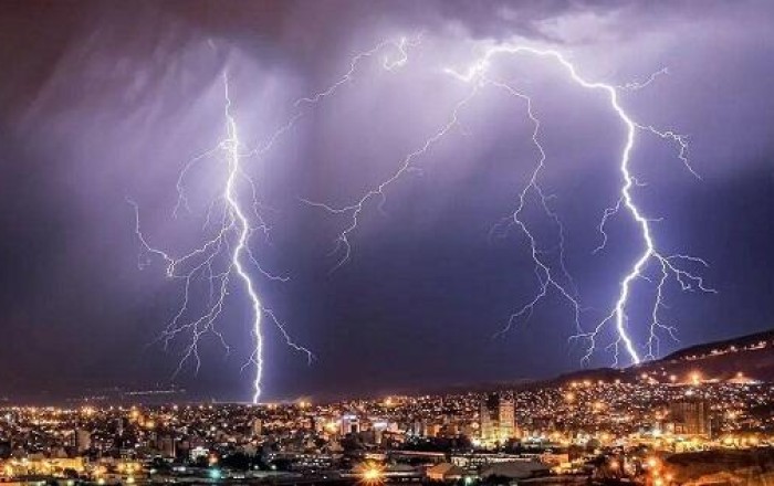 Biləsuvarda evə ildırım düşdü