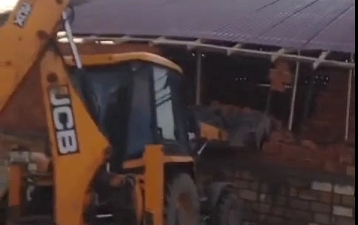 İcra hakimiyyəti vətəndaşın evini sökdürdü -