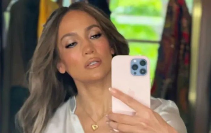 Cennifer Lopez öz fotolarını paylaşdığı üçün məhkəməyə verilib -