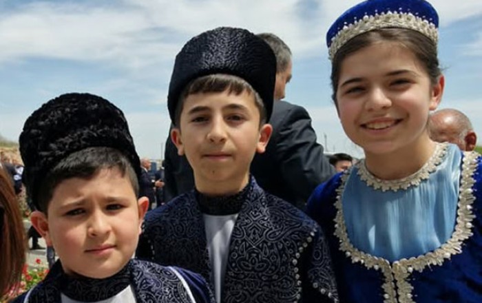 Prezidenti kövrəldən uşaqlar... -