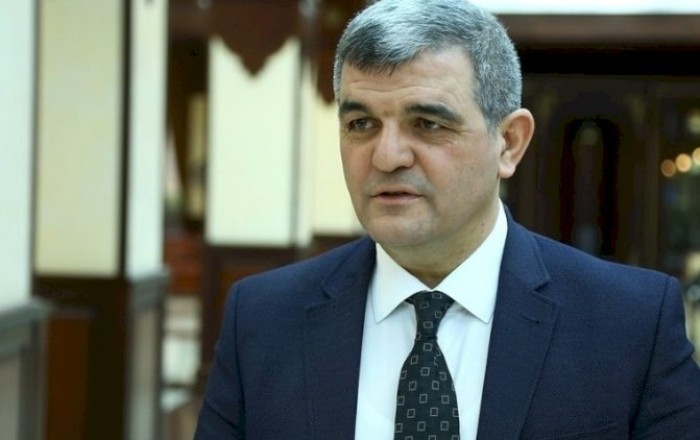 Fazil Mustafa “Komedixana”dan yazdı: “Əksər hallarda bayağılığa deyil, mənaya gülə bilirsən”
