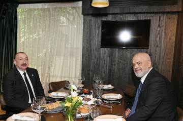 Prezident Albaniyanın Baş naziri ilə nahar masasında