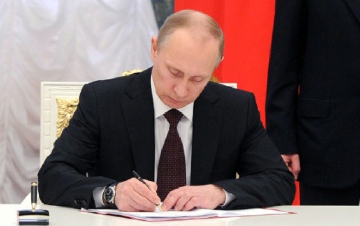 Putin Salyukovu vəzifəsindən azad etdi