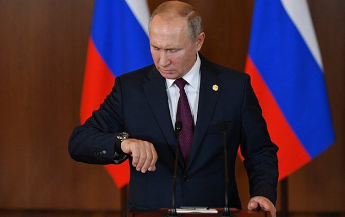 “Saat qurmuram, bir qayda olaraq özüm oyanıram” - Putin