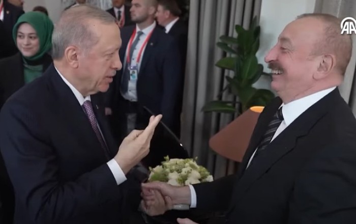 İlham Əliyevlə Ərdoğanın səmimi görüşü -