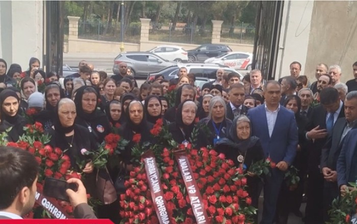 Şəhidin 13 yaşlı qızı izdihamla dəfn edildi -