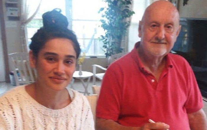 Pərəstişkarı hücum etdi, qabırğaları sındı