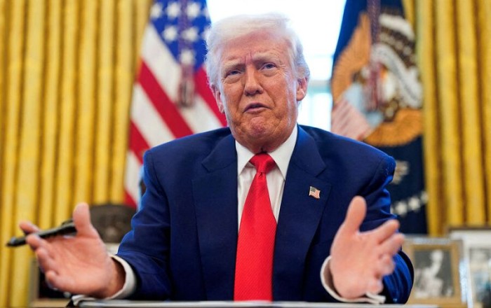 Трамп примерил на себя образ папы Римского
