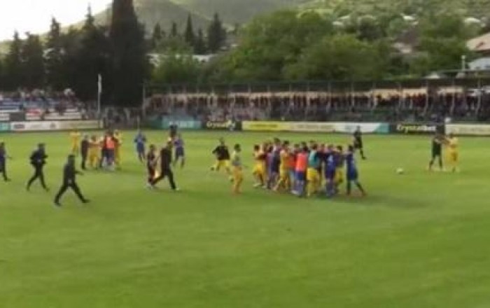 "Qəbələ"nin oyununda futbolçular arasında dava -