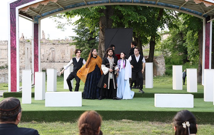 “Xarıbülbül” festivalı çərçivəsində Şuşada teatr tamaşası - Fotolar