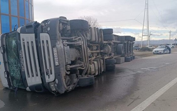 Ağdaşda yük maşını aşdı -