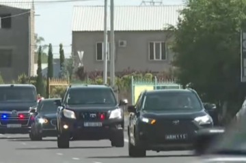 İranlı naziri Lavrovla səhv salan ermənilər anti-Rusiya plakatları açdılar -