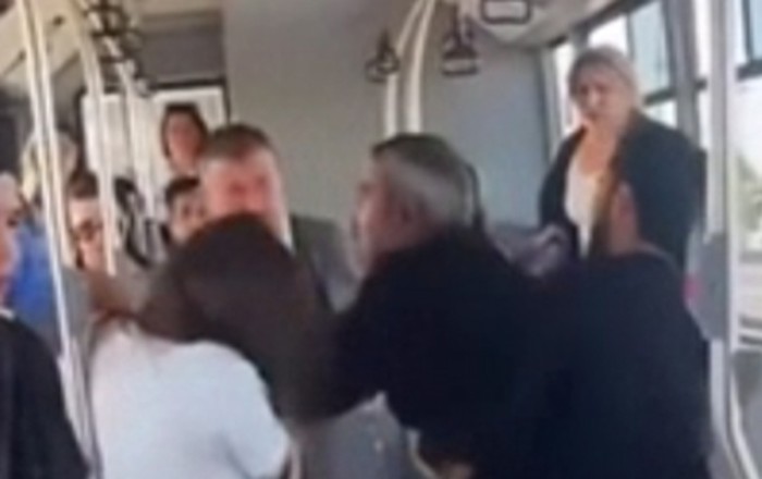 Avtobusda sərnişinlər əlbəyaxa oldular - Video