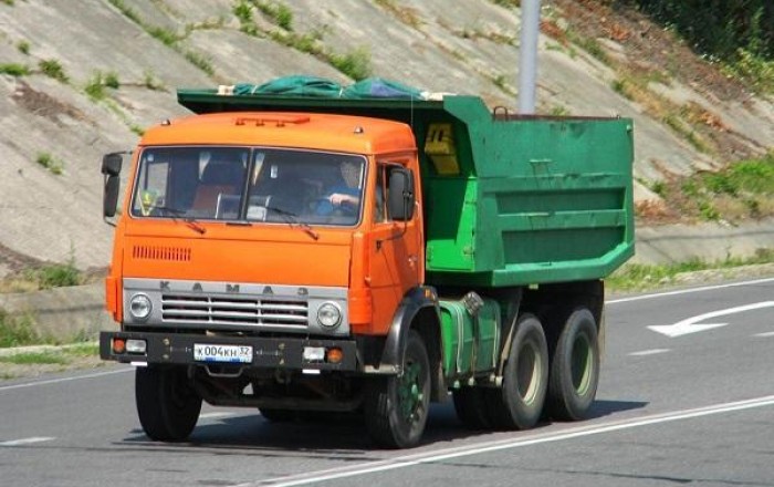 В Сумгайыте забор упал на КамАЗ: водитель погиб