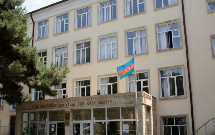 Уволены директора двух бакинских школ