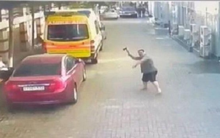 Метающий топор охранник опять нахулиганил
