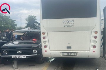 Dövlət qurumunun avtobusu qəzaya uğradı