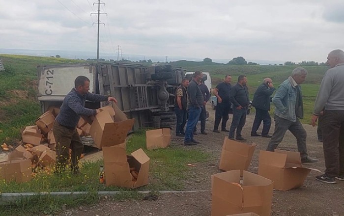 Yük maşını aşdı, çörəklər yola dağıldı -