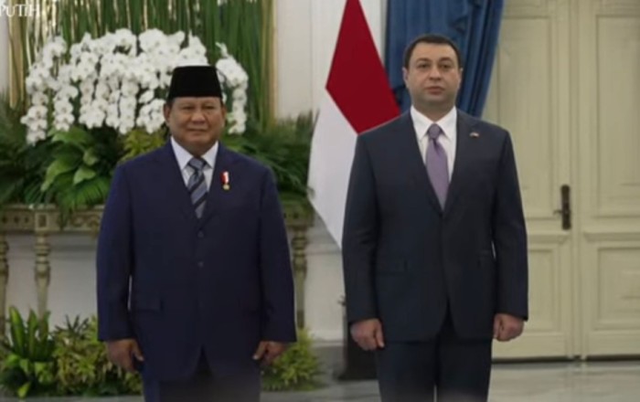 Azerbaijani ambassador presents credentials to Indonesian President