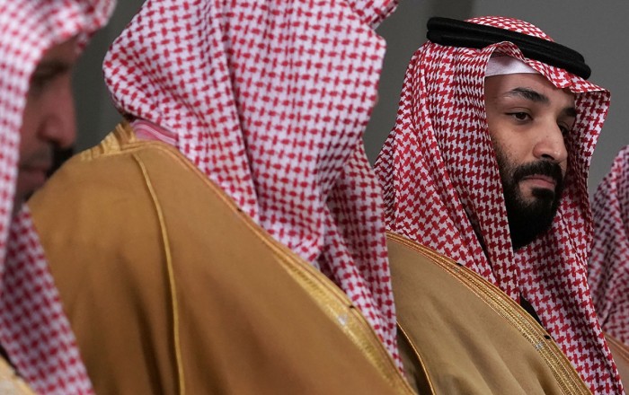 Принц Салман решил перевернуть нефтяной рынок: цена опустилась ниже 60 долларов