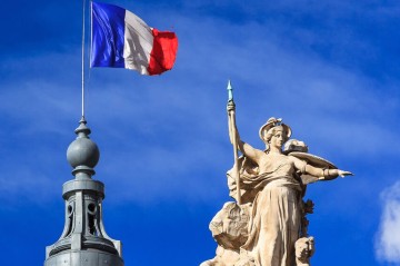 Paris Əlcəzair diplomatını ölkədən çıxarır