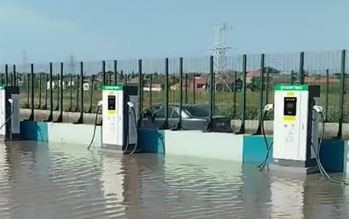 Məntəqəni su basdı, sürücülər çarəsiz qaldı - Video