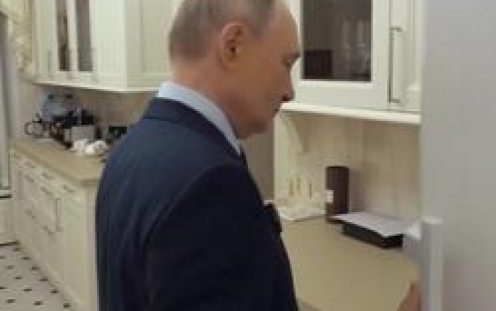 Putin soyuducusunun içini göstərdi -